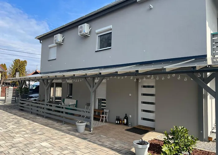 招待所 Szarkafeszek