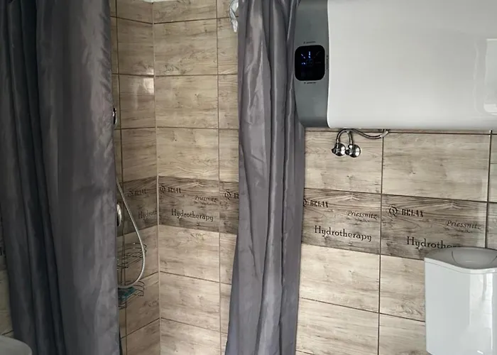 Szarkafeszek בית הארחה